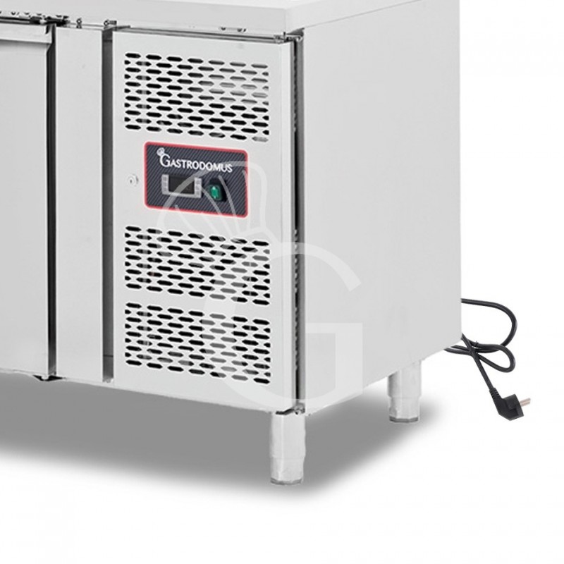 Kühltisch mit Spülbecken und Wasserhahn, 4-türig, Tiefe 700 mm, +2°C/+8°C, Motor auf der rechten Seiten, Energieklasse E