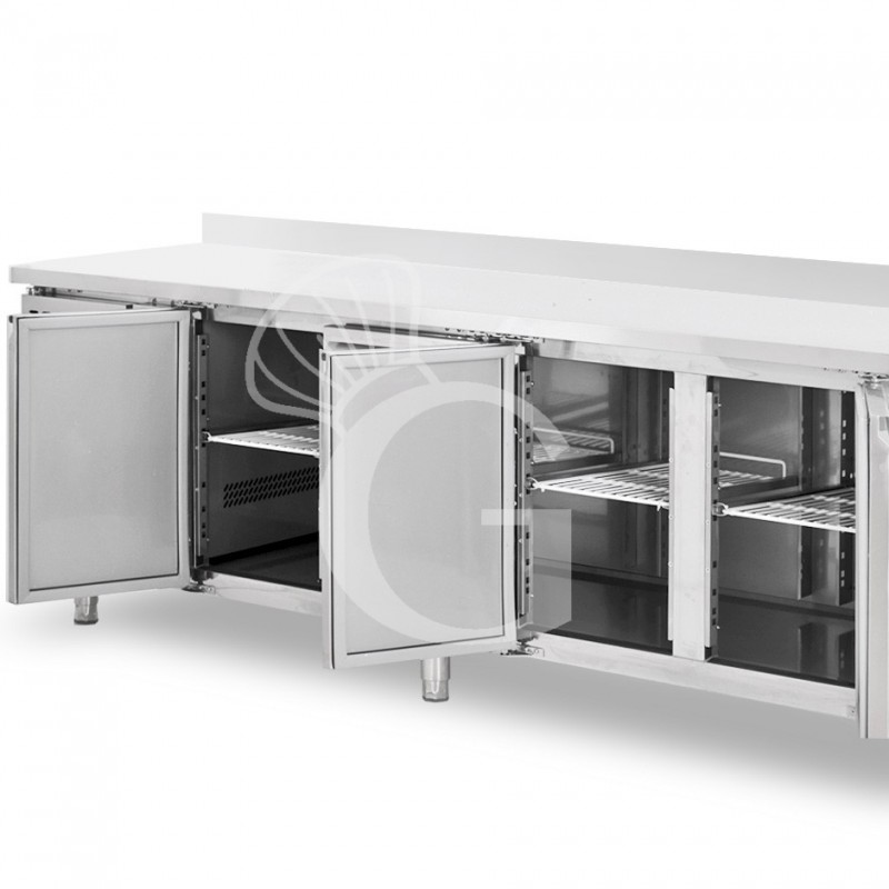 Kühltisch, 4-türig, Aufkantung, Tiefe 700 mm, -2°C/+8°C, Energieklasse E