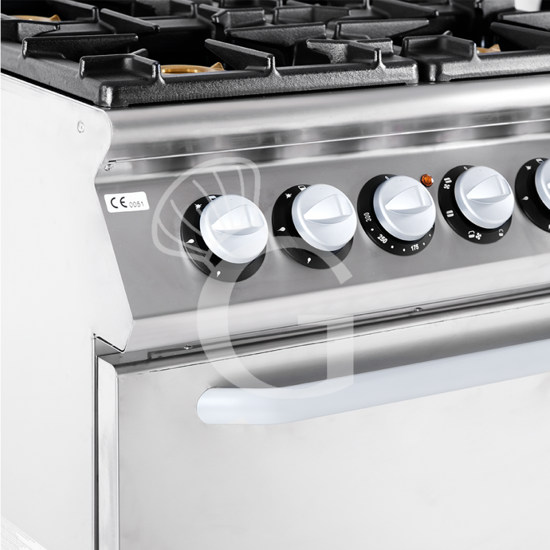 Professioneller Gasherd mit 4 Brenner und Elektrobackofen mit Umluft, Tiefe 900 mm