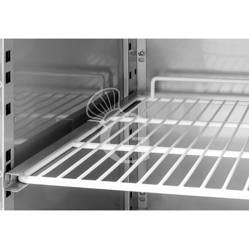 Kühltisch 3-türig, Aufkantung, Tiefe 700 mm, -2°C/+8°C, Energieklasse E