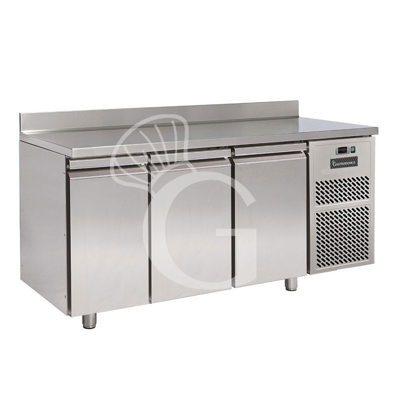 Kühltisch, 3-türig, Aufkantung, T 700 mm, 0°C/+10°C, Energieklasse C