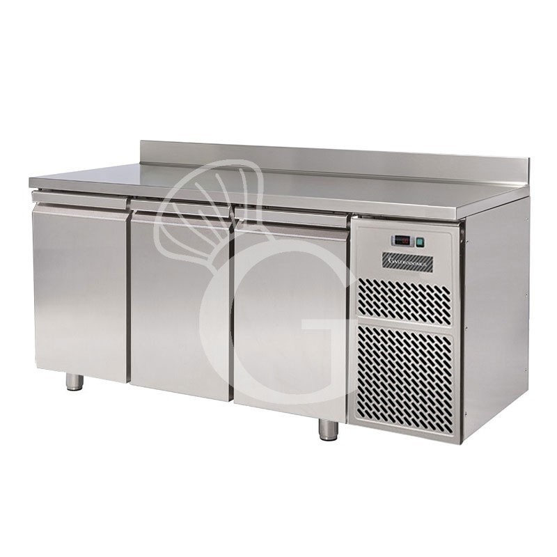 Kühltisch, 3-türig, Aufkantung, T 700 mm, 0°C/+10°C, Energieklasse C Kühltisch, 3-türig, Aufkantung, T 700 mm, 0°C/+10°C, Energieklasse C