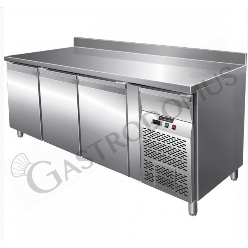 Tiefkühltisch, 3-türig, Aufkantung, Tiefe 700 mm, -18°C/-22°C, Energieklasse D