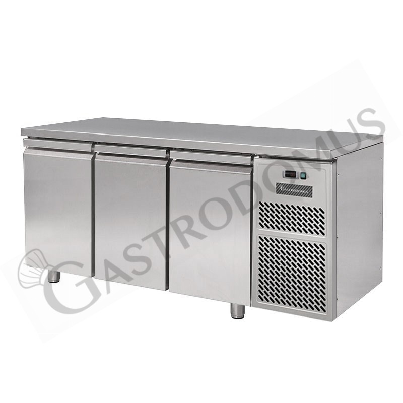 Kühltisch, 3-türig, T 700 mm, 0°C/+10°C, Energieklasse C