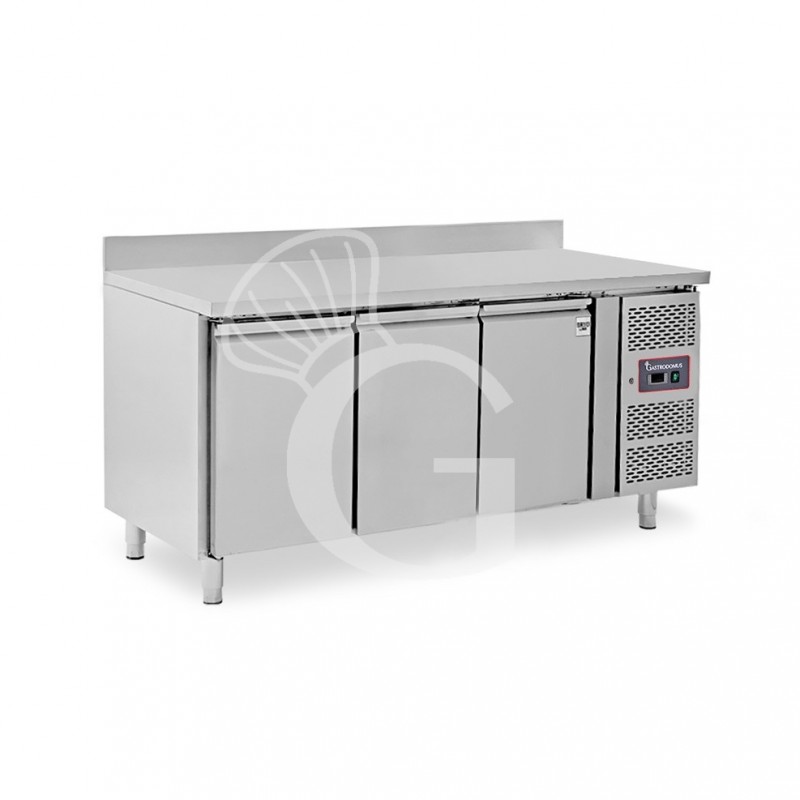 Kühltisch 3-türig, Aufkantung, Tiefe 700 mm, -2°C/+8°C, Energieklasse E