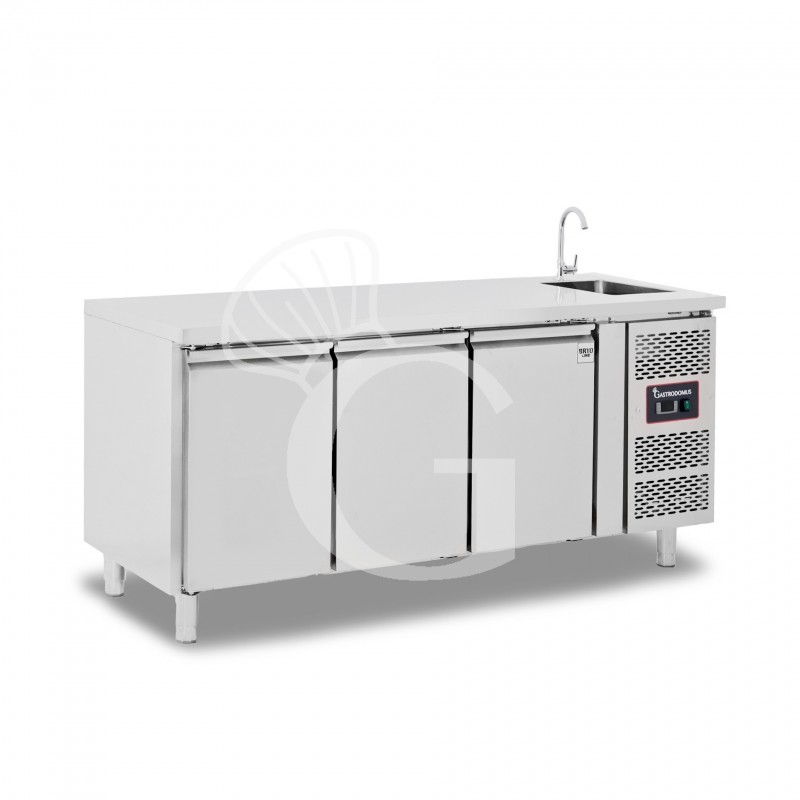 Kühltisch mit Spülbecken und Wasserhahn, 3-türig, Tiefe 700 mm, +2°C/+8°C, Motor auf der rechten Seiten, Energieklasse B