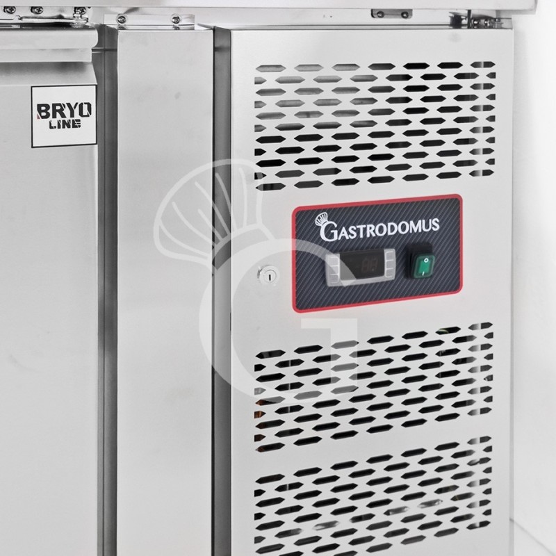 Kühltisch mit Spülbecken und Wasserhahn, 4-türig, Tiefe 700 mm, +2°C/+8°C, Motor auf der rechten Seiten, Energieklasse E