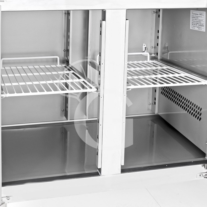 Kühltisch, 3-türig, Aufkantung, T 700 mm, +2°C/+8°C, Motor links, Energieklasse B